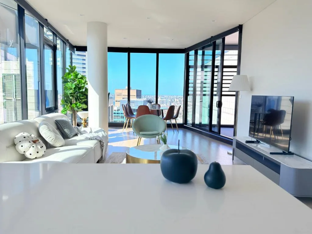 Luxury Sydney CBD 3BR Apartment with Skyline Views, Pool & Gym