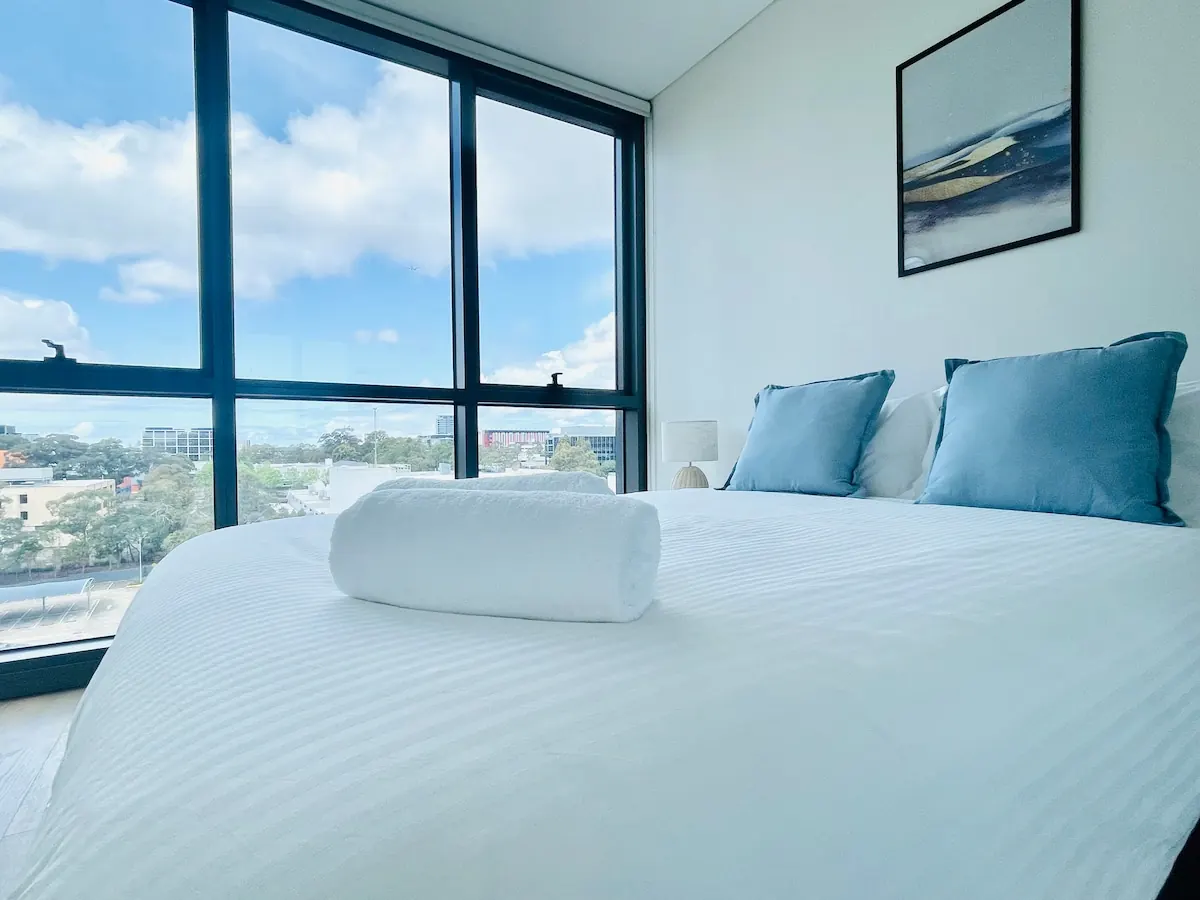 Modern 3-Bedroom Condo - Parking, Gym & Pool (Macquarie Park)
