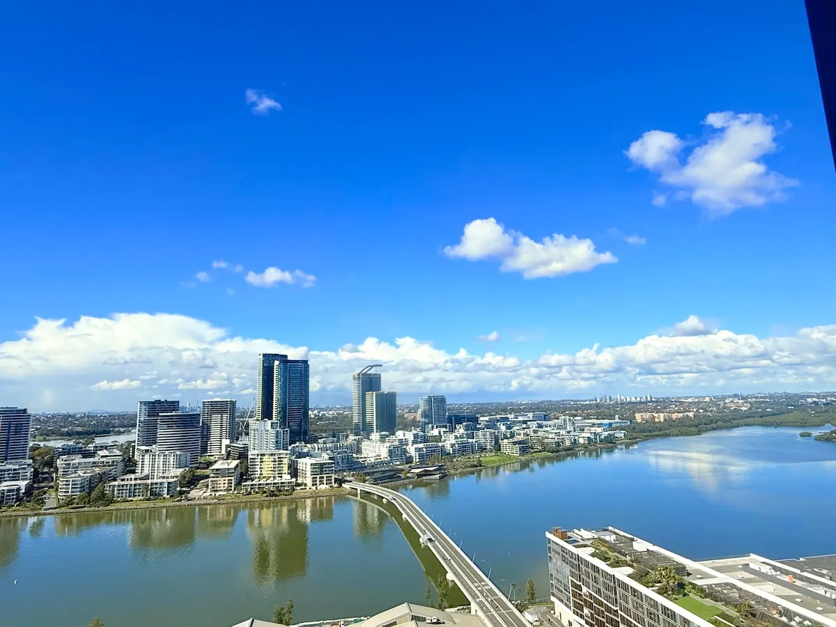 Spacious Highrise Condo - 2 Queen Beds & Parking