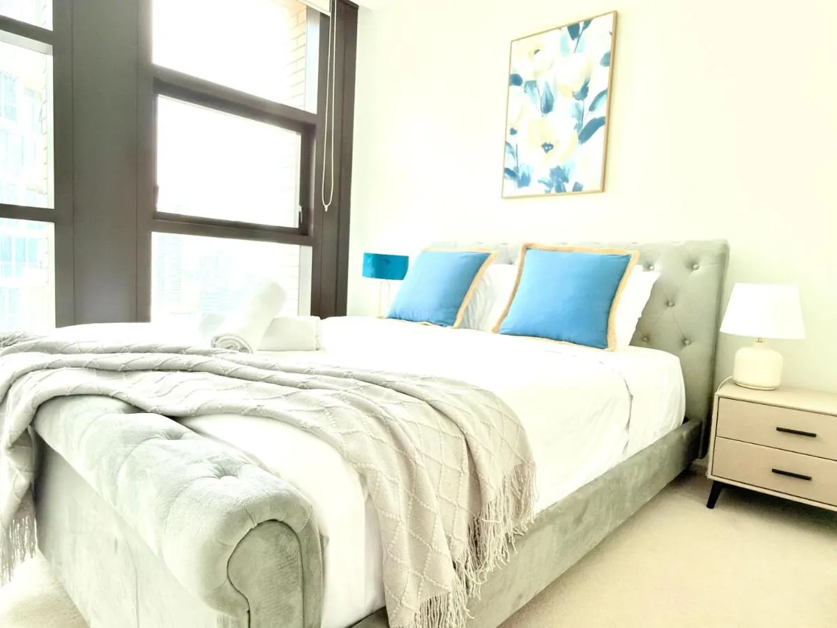 Sydney CBD 2BR Luxury Condo - City Views, Pool & Gym (Bathurst St)