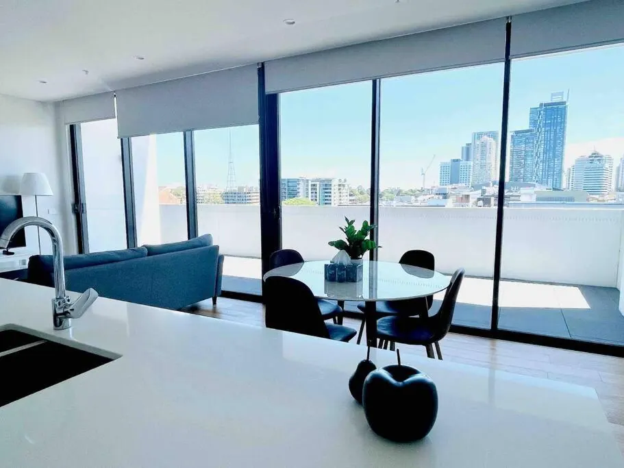 Chatswood Stylish 2BR Apartment - 3 Beds, Gym & Near Metro